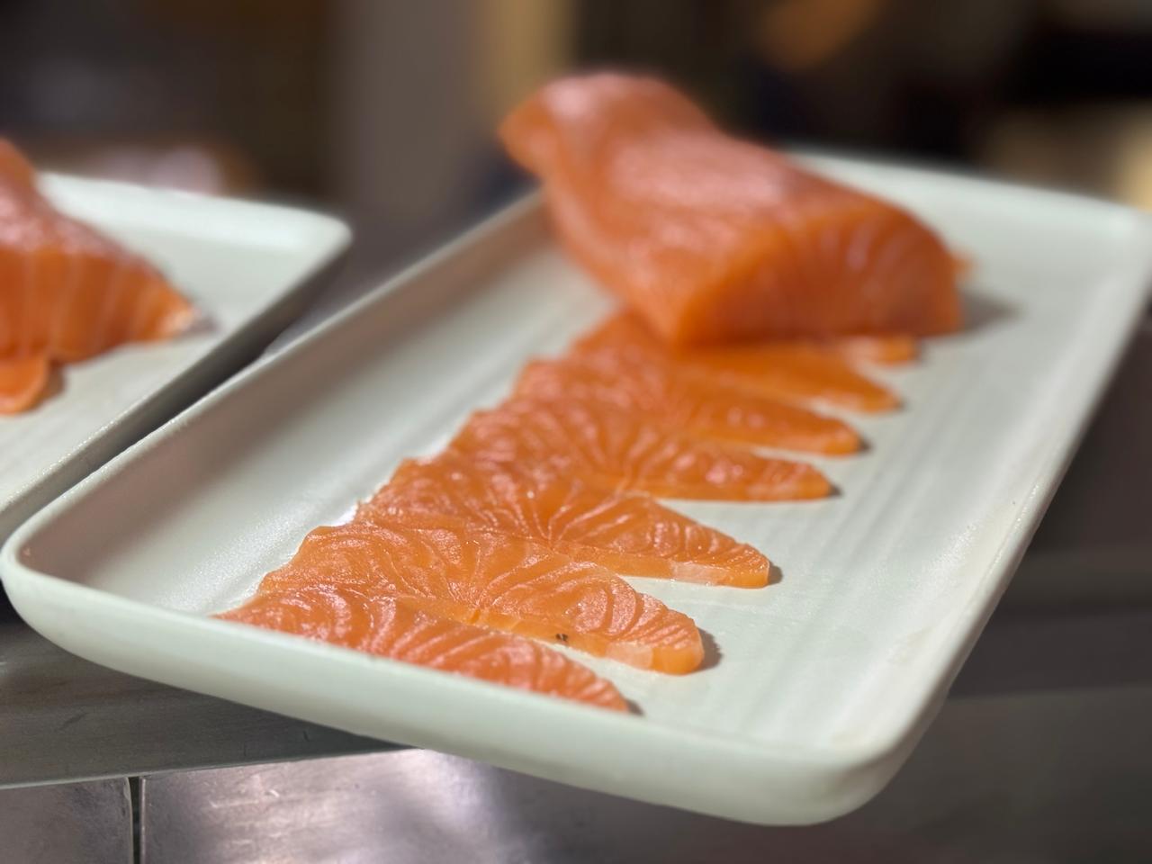 Sashimi de Salmón 200 g. Incluye Ponzu 80 ml.